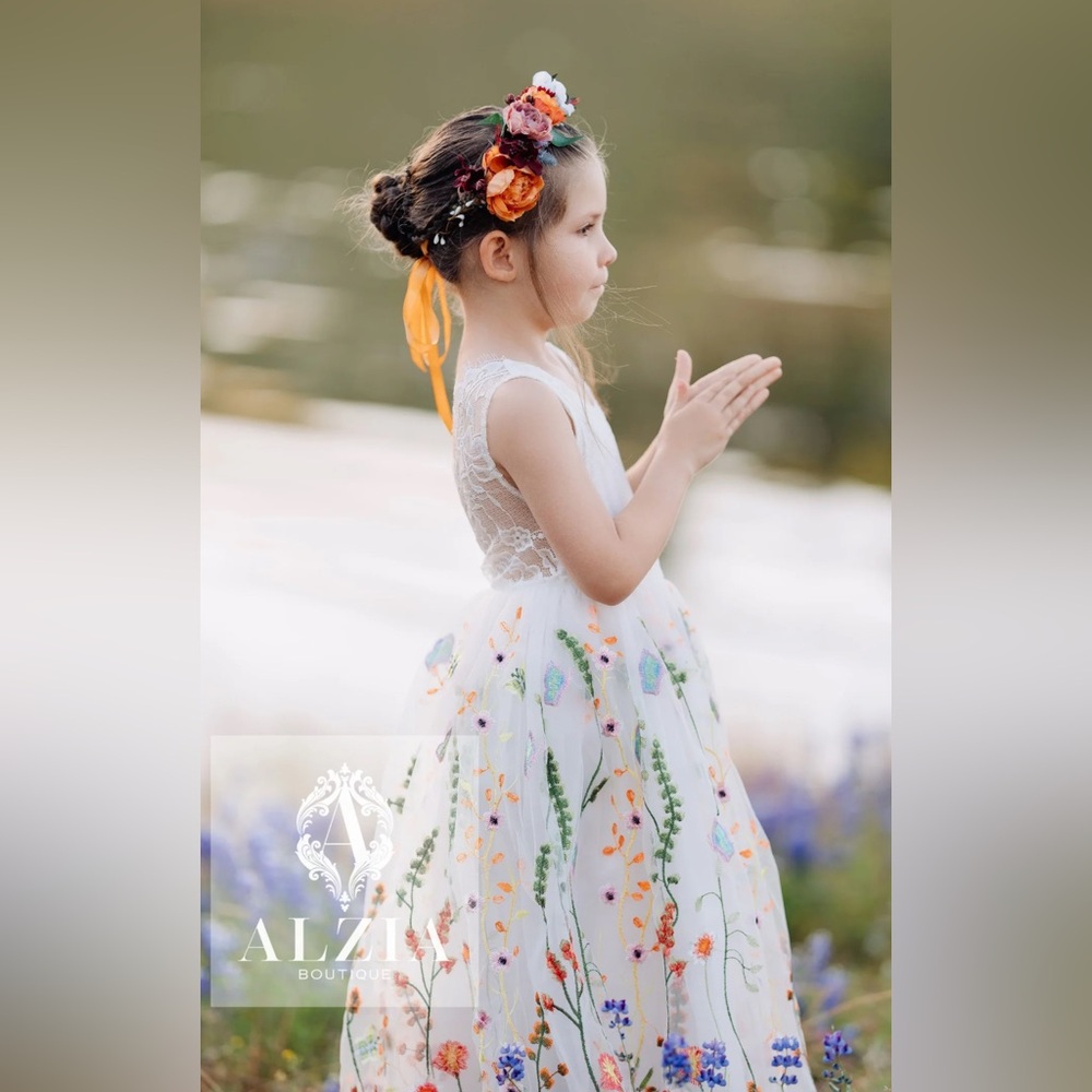 💍Stunning White Dress with Floral Embroidery 😍 - Perfect for a flower girl